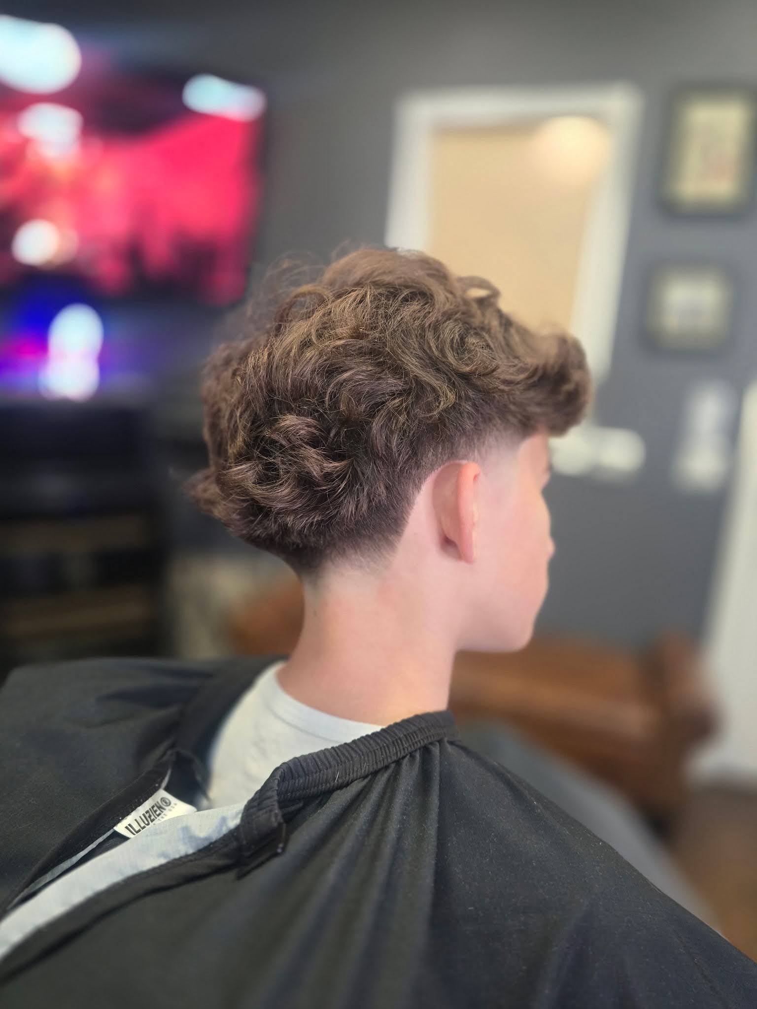 Textured curls with a tapered back